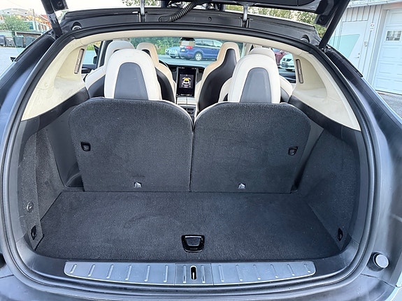 Tesla Model X 25 of 26