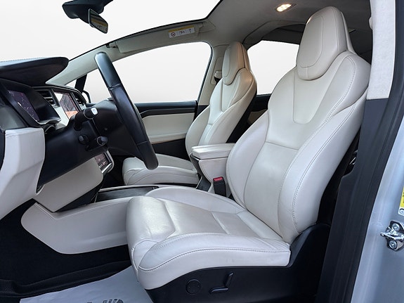 Tesla Model X 13 of 26