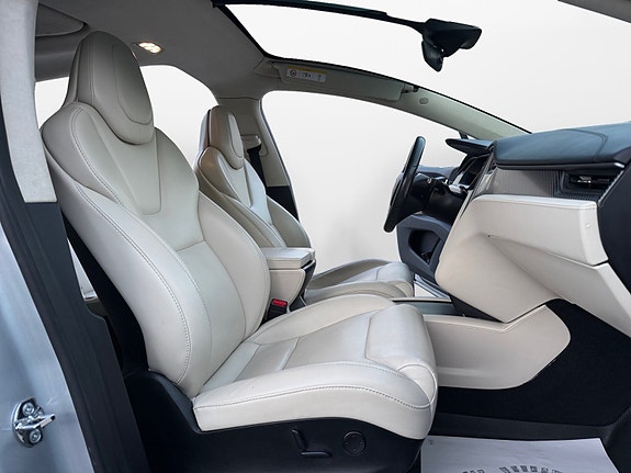 Tesla Model X 12 of 26