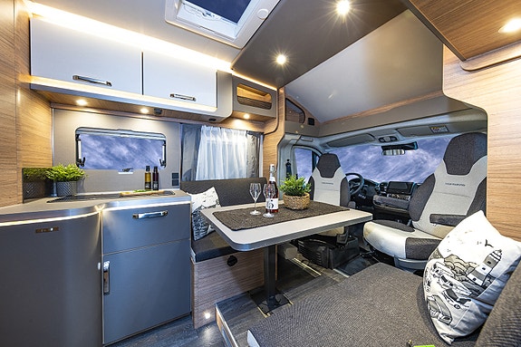 Weinsberg CARASUITE 700 DX  med Queenbed, Face-to-face sittegruppe, ALDE sentralvarme, Full LED frontbelysning ++ 6 of 28