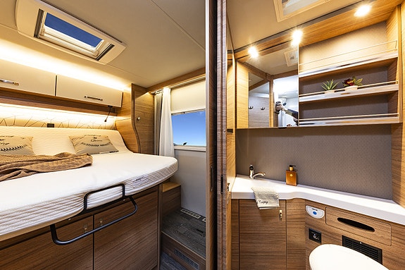 Weinsberg CARASUITE 700 DX  med Queenbed, Face-to-face sittegruppe, ALDE sentralvarme, Full LED frontbelysning ++ 16 of 28