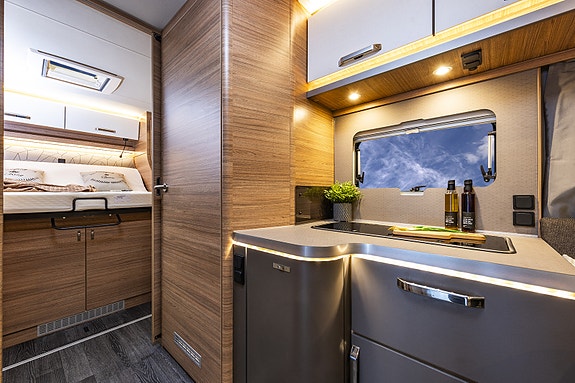 Weinsberg CARASUITE 700 DX  med Queenbed, Face-to-face sittegruppe, ALDE sentralvarme, Full LED frontbelysning ++ 11 of 28