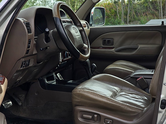 Toyota Land Cruiser 10 of 27