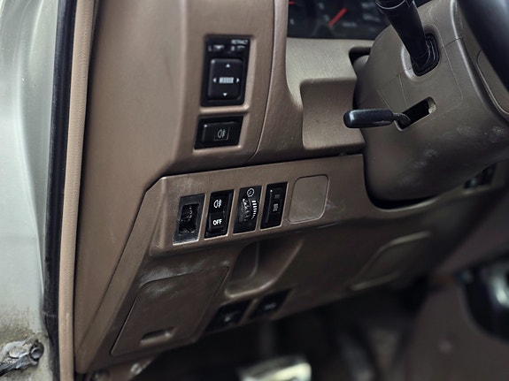 Toyota Land Cruiser 26 of 27