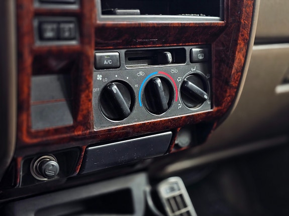 Toyota Land Cruiser 22 of 27