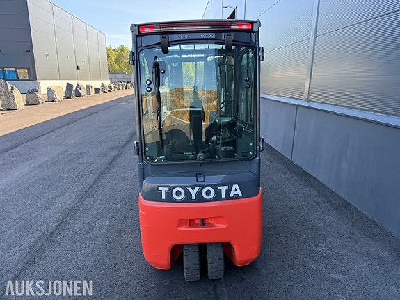 Toyota Traigo 48 8FBEK18T elektrisk truck – kun 298 timer – 4,3 m løftehøyde – 4 funksjoner – langgafler 7 of 30