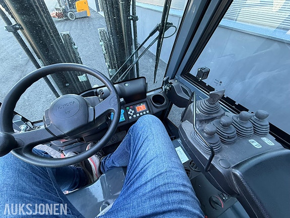 Toyota Traigo 48 8FBEK18T elektrisk truck – kun 298 timer – 4,3 m løftehøyde – 4 funksjoner – langgafler 29 of 30
