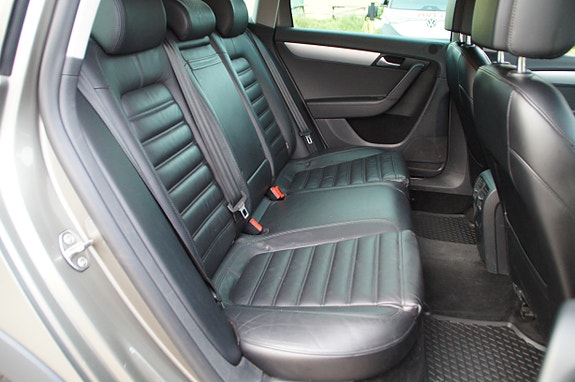 Volkswagen Passat Alltrack 27 of 30