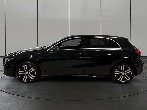 Mercedes-Benz A250 e 2 of 30