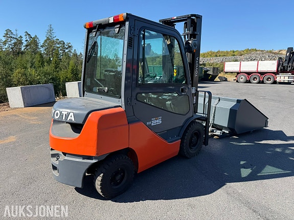 Toyota Tonero 25 Diesel truck - kun 605 timer - 2500 kg – 3,7 m løftehøyde – skuffe/langgafler/vekt 6 of 30