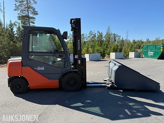 Toyota Tonero 25 Diesel truck - kun 605 timer - 2500 kg – 3,7 m løftehøyde – skuffe/langgafler/vekt 5 of 30