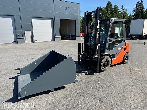 Toyota Tonero 25 Diesel truck - kun 605 timer - 2500 kg – 3,7 m løftehøyde – skuffe/langgafler/vekt 2 of 30