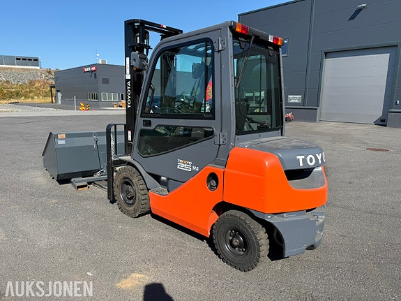 Toyota Tonero 25 Diesel truck - kun 605 timer - 2500 kg – 3,7 m løftehøyde – skuffe/langgafler/vekt 8 of 30