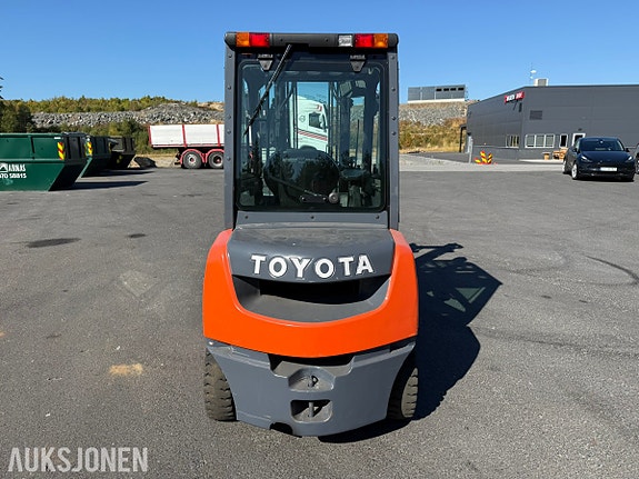 Toyota Tonero 25 Diesel truck - kun 605 timer - 2500 kg – 3,7 m løftehøyde – skuffe/langgafler/vekt 7 of 30