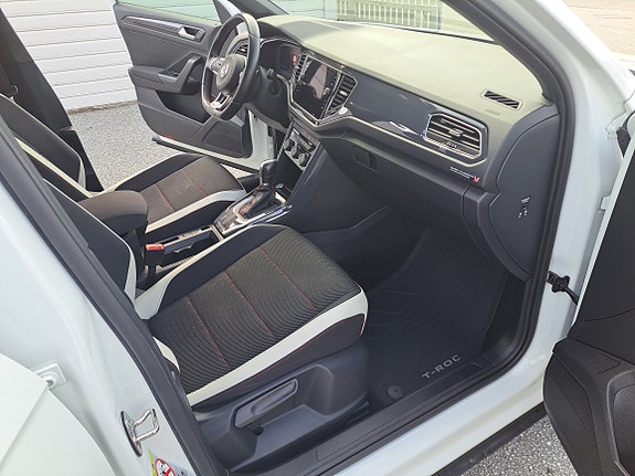 Volkswagen T-Roc 12 of 30