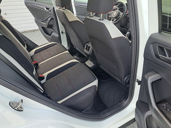 Volkswagen T-Roc 13 of 30