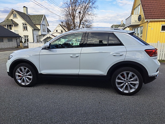 Volkswagen T-Roc 4 of 30