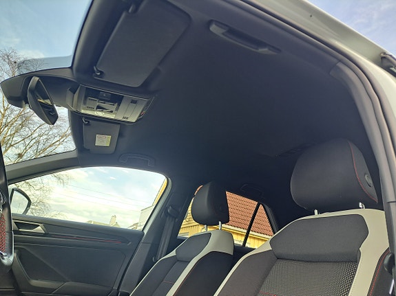 Volkswagen T-Roc 21 of 30