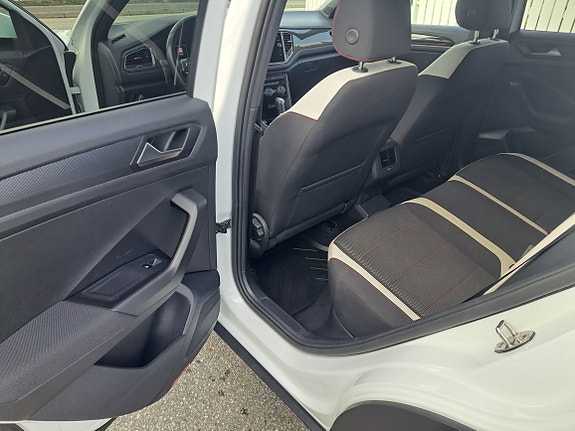 Volkswagen T-Roc 11 of 30