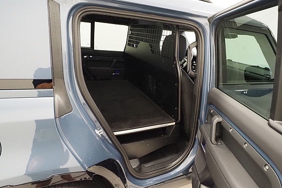 Land Rover Defender 110 8 of 21