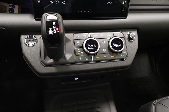 Land Rover Defender 110 15 of 21