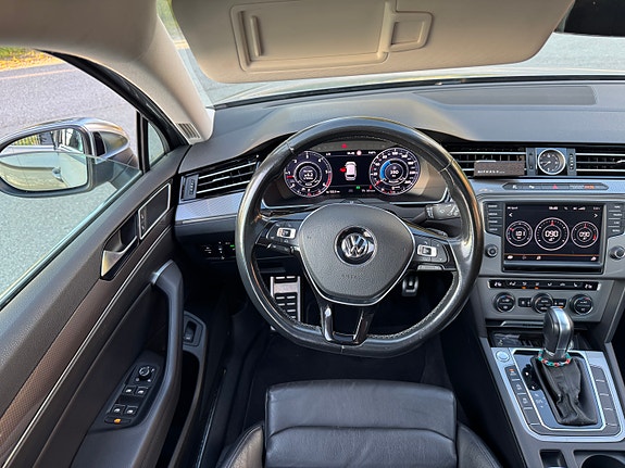 Volkswagen Passat Alltrack 13 of 30