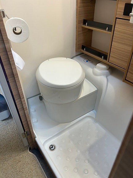 Dethleffs Camper 460 EL 21 of 25
