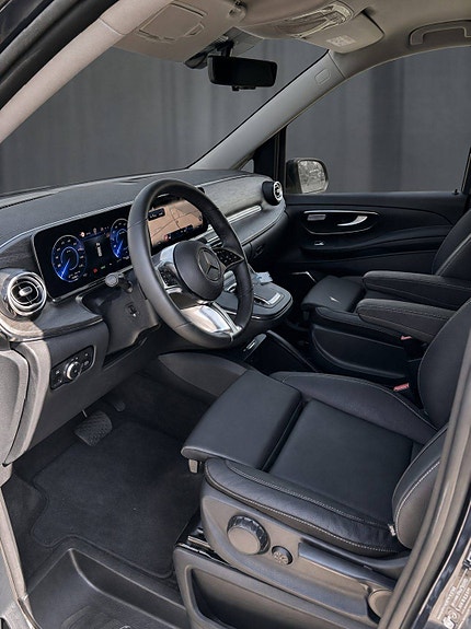 Mercedes-Benz EQV300 4 of 6