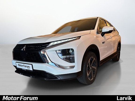 Sporty front og sideprofil med kromdetaljer og LED-lys.