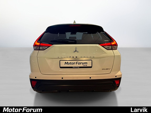 Robust bakpart med tydelig Mitsubishi-logo og moderne lysdesign.