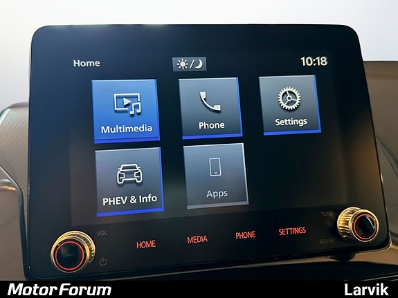 Intuitivt berøringsdisplay med Apple CarPlay og Bluetooth.