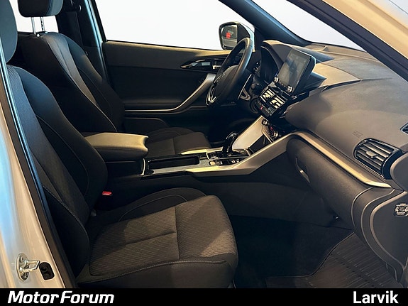 Moderne cockpit med sentral berøringsskjerm og stoffseter.