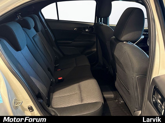 Bakseter med komfortabel tekstil og Isofix-fester for barn.