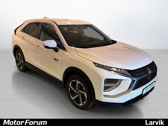 Skinnende hvit SUV med kromdetaljer og moderne LED-lys.