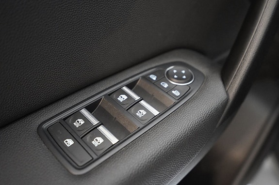 Dørpanel med elektriske vindusheiser og sentrallås for enkel betjening.