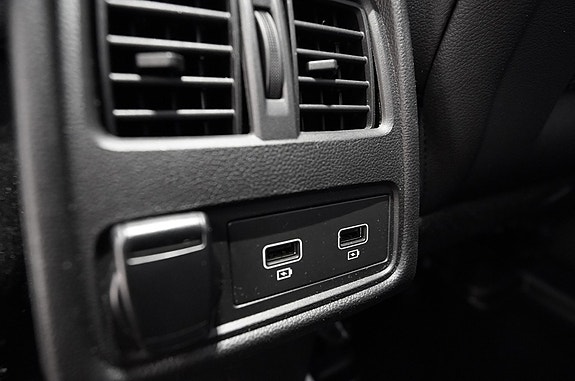 Dobbel USB-lading og smarte luftdyser for optimal komfort.