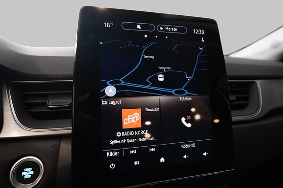 Intuitiv infotainment med navigasjon og radio på stor touchskjerm.
