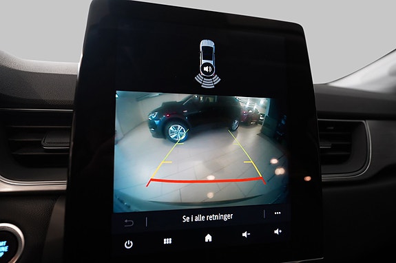 Kamera med parkeringslinjer gir trygg manøvrering i trange situasjoner.