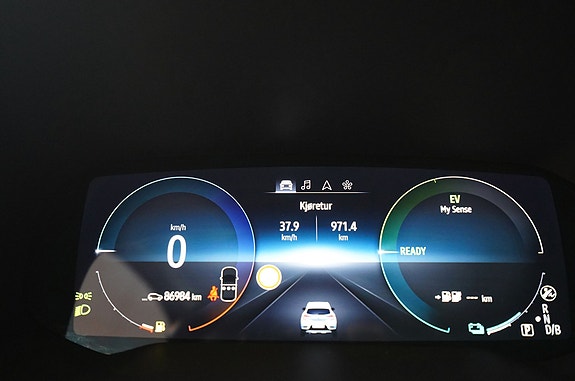 Digital instrumentering viser hastighet, rekkevidde og el-status oversiktlig.
