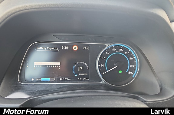 Digitalt display med batteristatus, temperatur og hastighetsmåler.