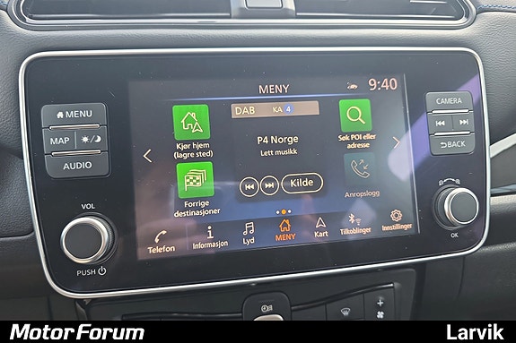 Intuitiv infotainment med media, kart og app-integrasjon i fokus.