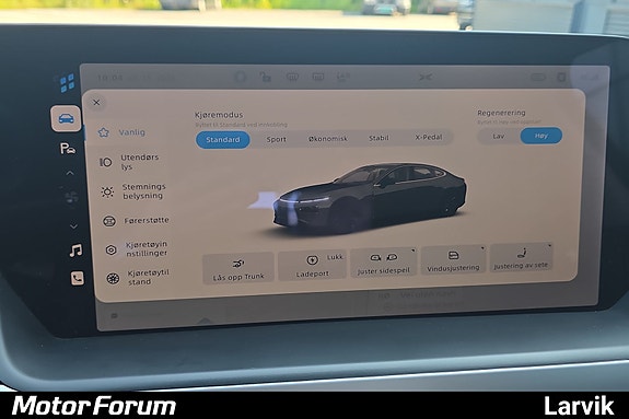 20-tommers touchskjerm med 3D-bilmodell og bilinnstillinger.