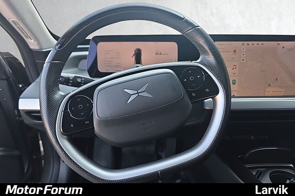 Doble touchskjermer med integrert navigasjon og smart infotainment.