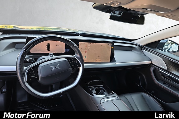 Avansert cockpit med digitale skjermer og elegant multifunksjonsratt.