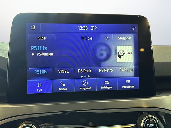 Berøringsskjerm med radio og navigasjonssenter for underholdning.