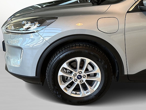 Lettmetallfelg i fokus med robust og sporty design.