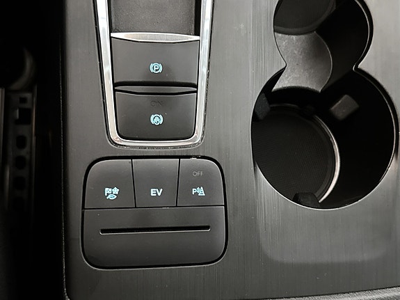 Kontrollpanel med knapper for EV-modus og parkeringsassistanse.