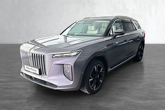 Stor SUV med stilsikker front og kraftfulle aluminiumsfelger.