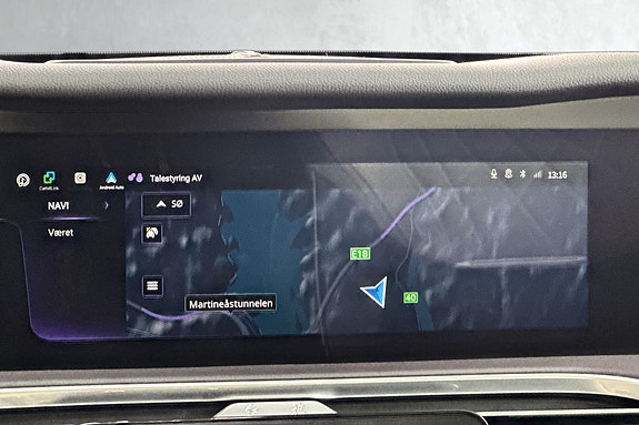 Berøringsskjerm med GPS-navigasjon og integrert DAB+ radio.