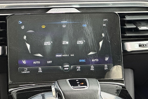Moderne klimakontroll og infotainment i en brukervennlig løsning.